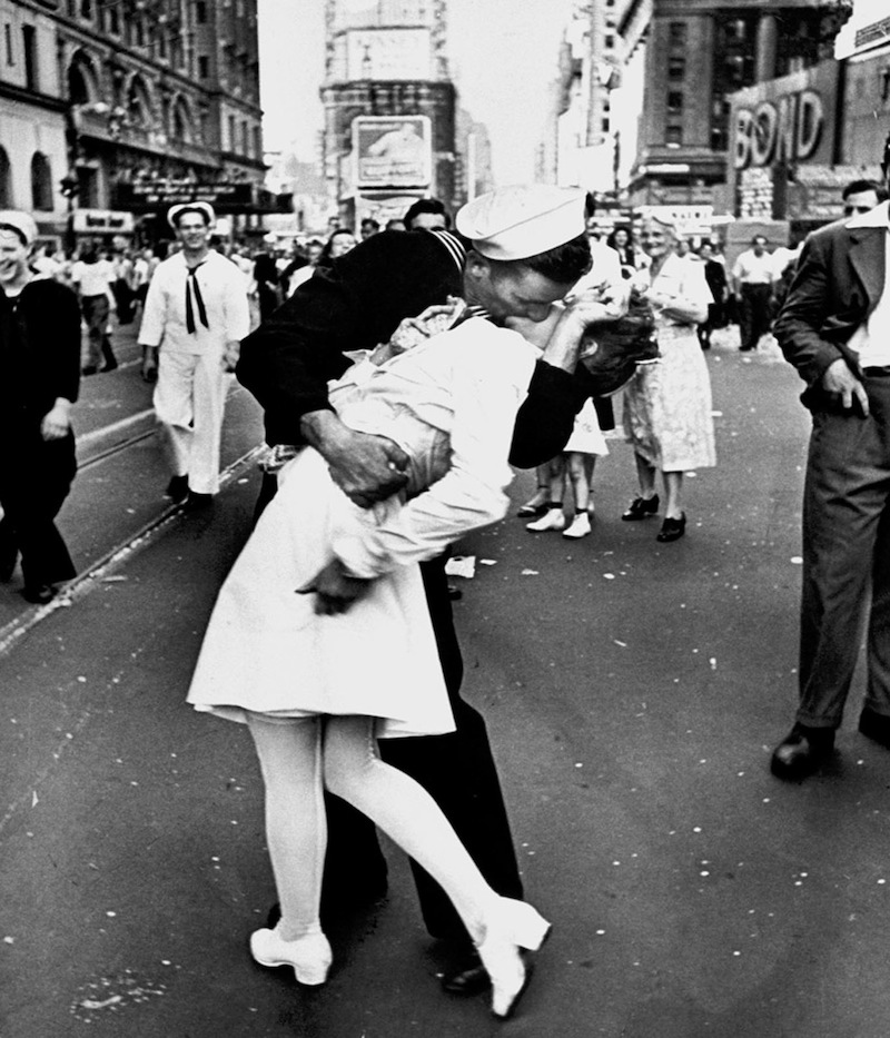 El marino retirado Gleen Edward McDuffie, cuyo beso a Edith Shain en Times Square para celebrar el fin de la Segunda Guerra Mundial dio la vuelta al mundo tras ser inmortalizado por un fotógrafo de la revista "Life", acaba de morir a los 86 años en Texas