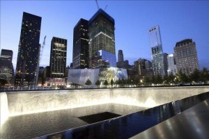 Imagen de una de las fuentes del parque y museo "National September 11 Memorial" en el World Trade Center de Nueva York.