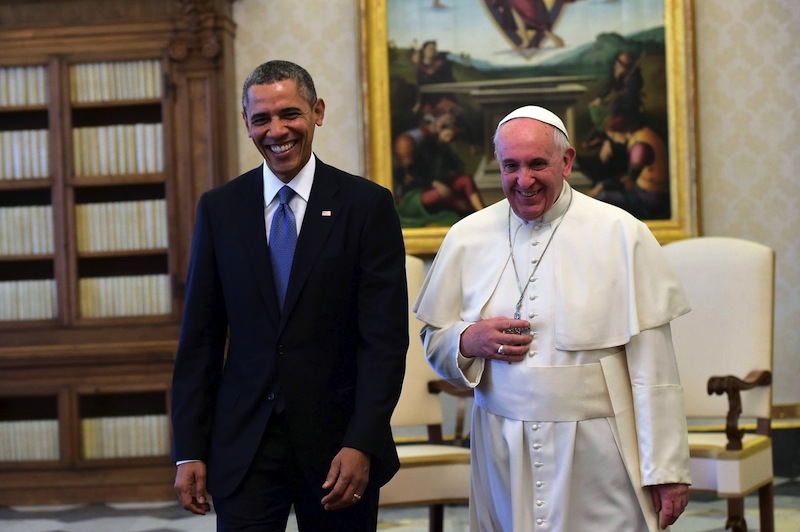 .- El presidente estadounidense, Barack Obama (i), y el papa Francisco (c) sonríen durante una audiencia privada celebrada en el Vaticano.