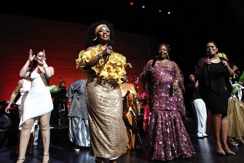 La cantante Annisa Gathers se presenta durante un concierto en homenaje a la artista cubana Celia Cruz, como parte de la celebración del 80 aniversario del Teatro Apollo en Harlem Nueva York.