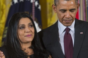 El presidente estadounidense, Barack Obama (d), abraza a Lenora Alvarado (i), hija del fallecido Leonard Alvarado, quien recibe la Medalla de Honor p&oacute;stuma en el Sal&oacute;n Este de la Casa Blanca en Washington DC.
