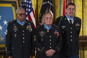  Los veteranos condecorados por el presidente estadounidense, Barack Obama (fuera de cuadro), con la Medalla de Honor, el sargento de primera clase Melvin Morris (i), el especialista Santiago Erevia (d) y el sargento maestro Jos&eacute; Rodela (c) posan en el Sal&oacute;n Este de la Casa Blanca en Washington DC (EE.UU.) hoy, martes 18 de marzo de 2014. Obama impuso hoy Medallas de Honor a 24 veteranos de guerra, 17 de ellos hispanos, que no hab&iacute;an recibido la mayor distinci&oacute;n militar por discriminaci&oacute;n, pese a haber mostrado "un valor inimaginable".