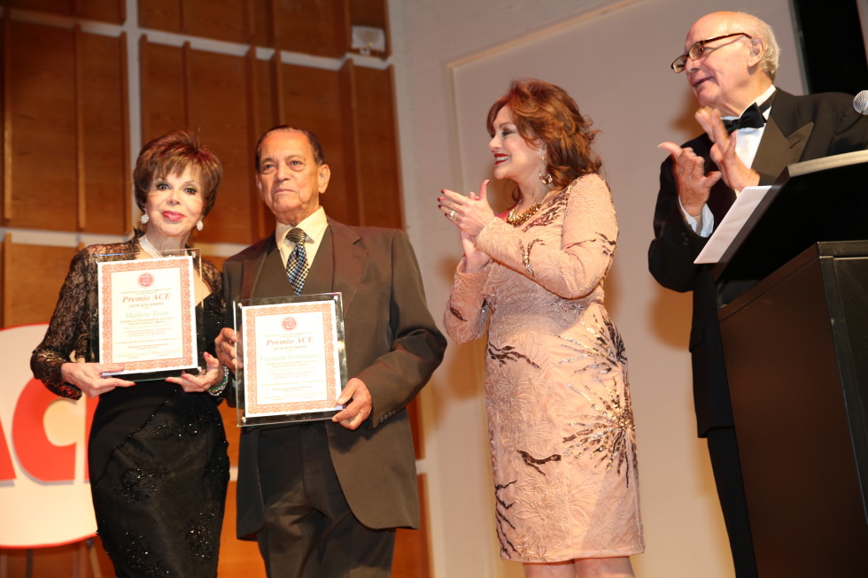 La entrega de Premios ACE 2014 fue dedicada a Marlene Tovar y Franklin Domínguez, a quienes vemos con la diva de las telenovelas, Lupita Ferrer, y el presidente de la institución, Fernando Campos.