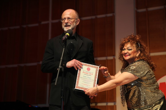 Pablo Zinger recibió el Premio Institucional de la ACE. Con el conocido músico, Zunilda Fondeur.