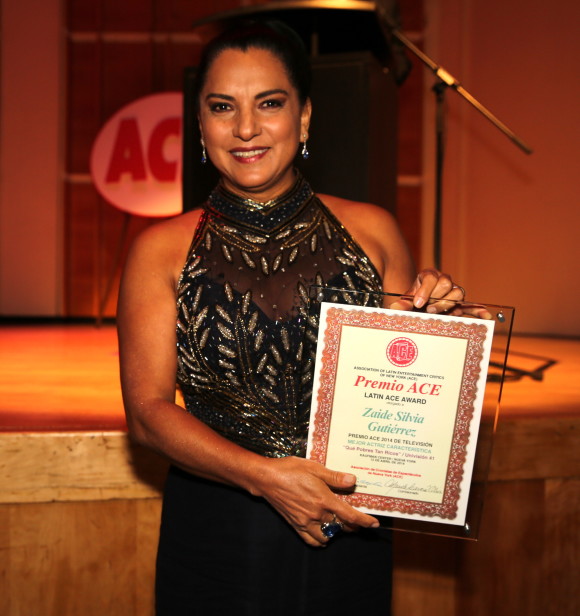 Zaide Silvia Gutiérrez, de México, ganó un premio como Mejor Actriz Característica en Televisión, por la telenovela “Qué Pobres Tan Ricos”.