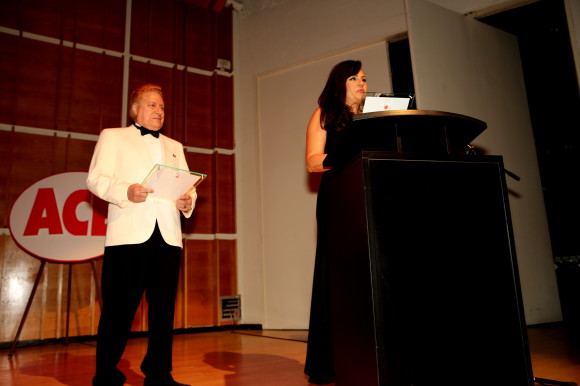 Nancy Gerardi fue reconocida por su trabajo al frente de My Passion Dance Studio. Johnny Huertas, productor ejecutivo de Premios ACE, comparte con ella el escenario.