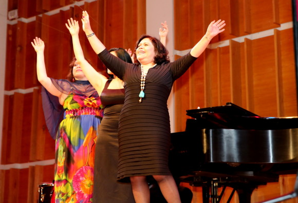 Brenda Feliciano, ganadora de uno de los premios institucionales, durante el número que interpretó junto a dos de las integrantes del espectáculo musical “Bésame Mucho”.