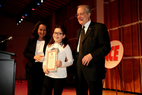 La hija de Soledad López sostiene el premio que ganó su madre como Mejor Actriz de Comedia. Con ellas, Manolo García-Oliva.