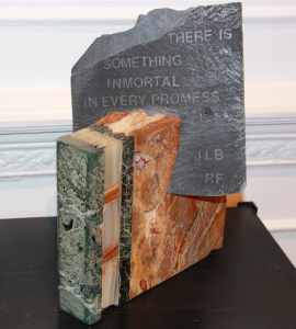 “Hay algo inmortal en cada promesa” es uno de los libros de piedra en los cuales el artista utiliza entre otros materiales: Portogallo, Rosa de España, Arabesco, Travertino-Onix, granito, aluminio, grafito, madera, raíces, cuero y goma.