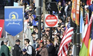 Una multitud comienza a inundar la calle Boylston cerca de la l&iacute;nea de meta de la Marat&oacute;n de Boston para asistir a la 118 edici&oacute;n de la carrera en Boston (Estados Unidos) hoy, lunes 21 de abril de 2014. Un a&ntilde;o despu&eacute;s del atentado que acab&oacute; con la vida de 3 personas, las medidas de seguridad son m&aacute;s que evidentes. 