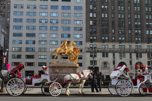 LAS CALESAS del Parque Central un icono neoyorquino favorecido por las encuestas, pero que el alcalde Bill de Blasio lo tiene en el centro del juego pol&iacute;tico.