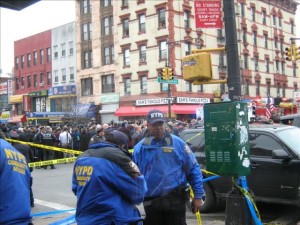 Un grupo de policías de Nueva York acordona la confluencia de calles del Barrio latino de Harlem donde una explosión de gas provocó el desplome de dos edificios.