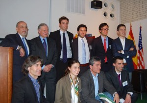 De pie y de Izq. a Der. el Hon. Juan Ram&oacute;n Mart&iacute;nez, C&oacute;nsul General de Espa&ntilde;a en Nueva York quien encabez&oacute; el Simposio, junto a los prestigiosos ponentes y a los miembros del Consejo del Ivy League Club, entre ellos: Ignacio P&eacute;rez Pozuelo, Presidente, Rafael Saiz Garc&iacute;a, Vicepresidente; Luis Lasierra, Director de Asuntos Internos; Diego Caballero Ordu&ntilde;a, Tesorero. En la fila inferior captamos de Izq. a Der. a Juan Gabarr&oacute;n, Fundador de Gabarr&oacute;n Foundation.