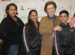 (I-D) La orgullosa madre Ver&oacute;nica Manzanilla, la core&oacute;grafa Patricia Molina, la c&oacute;nsul de M&eacute;xico en Nueva York, Sandra Fuentes-Berain y Braulio Fern&aacute;ndez, bailar&iacute;n de ballet.