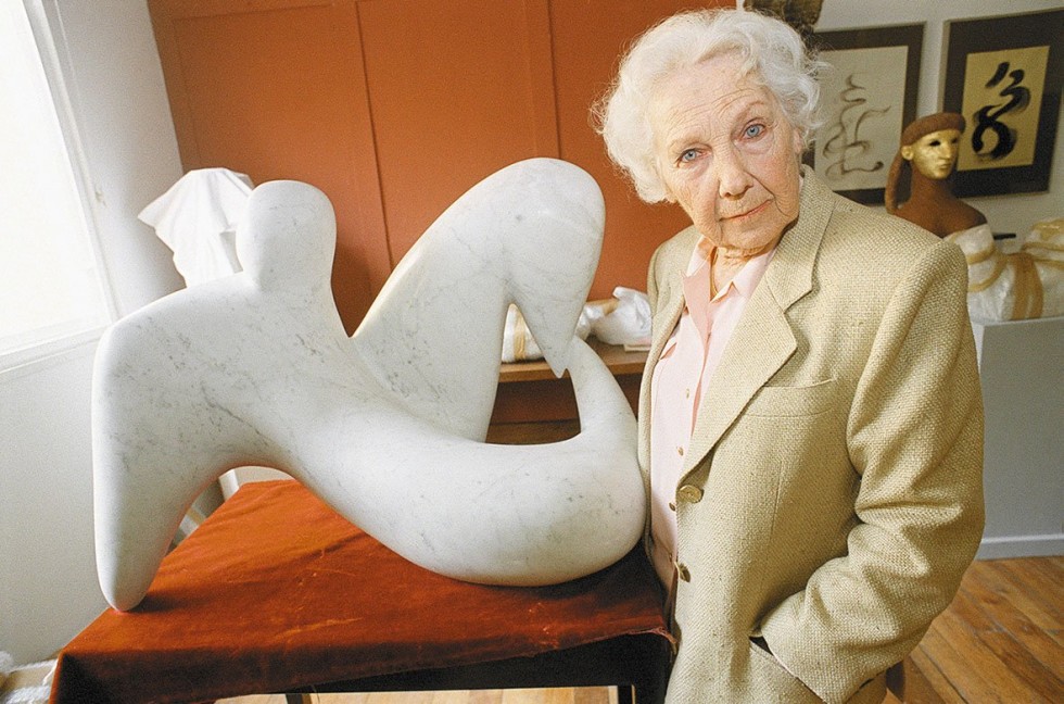  La artista chilena Lily Garafulic con una de sus esculturas de m&aacute;rmol. 