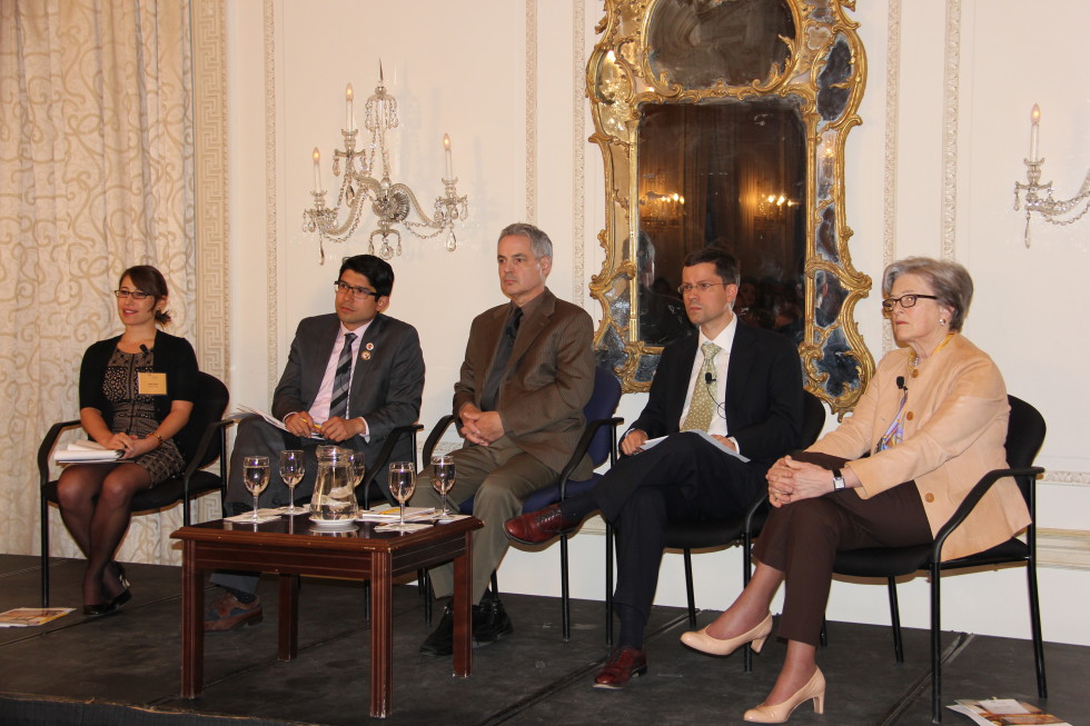El panel sobre Inmigración estuvo conformado de Izq. a Der. por Kate Brick de la Sociedad de las Americas moderadora; el concejal Carlos Menchaca; Robert Sampson, Profesor de Harvard University; Jacob Vigdo, Profesor de Política Pública de la Universidad Duke y Kathryn Wylde, Presidente de Partnership for New York City.
