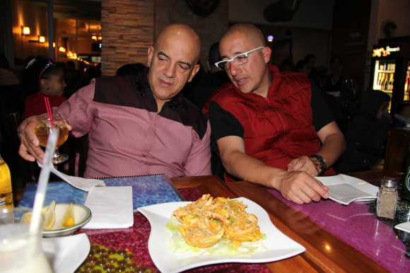 El principal de Marisco Centro, Don Chelo Ramírez recibió la visita del Chef Internacional Carlos Gallardo de la Puente, Miembro y Juez Certificado de la Asociación Mundial de Chefs catedrático y autor de más de diez libros especializados con estudios sobre los ingredientes de la gastronomía latinoamericana y alta cocina internacional.
