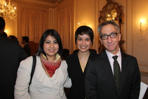 Luego del panel los asistentes compartieron con los invitados, en un momento de la recepción captamos de Izq. a Der. a Saide Calixto, Directora Ejecutiva de Mixteca Organization Inc.; la Comisionada de la Alcaldía para asuntos del Inmigrante, Nisha Agarwal y Christopher Sabatini, Director de Política de la Sociedad de las Américas y Editor en Jefe de la revista Quaterly.