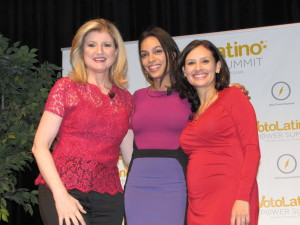Arianna Huffington (empresaria), Rosario Dawson (actriz) y María Teresa Kumar (presidenta Voto Latino) al finalizar la conferencia “Redefiniendo el Éxito” en el “John Jay College” de Manhattan.