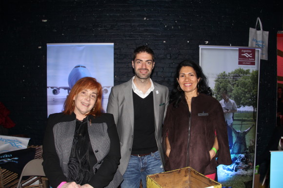 En el stand de Turismo de Argentina y de las Aerolineas Argentinas, encontramos a un grupo de organizadores y auspiciantes de este magn&iacute;fico evento, de Izq. a Der. In&eacute;s Segarra, Principal de Turismo del Consulado General y Centro de Promoci&oacute;n de Argentina en Nueva York; Sebasti&aacute;n de Miguel, Coordinador de Turismo del Vino y Gastronom&iacute;a de Argentina y Ana Jorda, Ejecutiva de Ventas de Aerolineas Argentinas, quienes entregaron recuerdos y realizaron la rifa de un pasaje ida y vuelta de Nueva York a Buenos Aires.