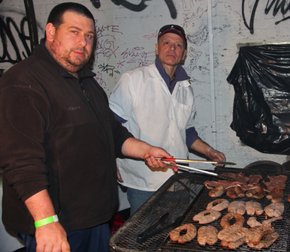 No falt&oacute; la t&iacute;pica parrilla argentina en donde los chorizos llenaron con su incomparable aroma la secci&oacute;n destinada a los asados y la cerveza. Adem&aacute;s del famoso &ldquo;choripan&rdquo; los asistentes se deleitaron con exquisitas empanadas argentinas.