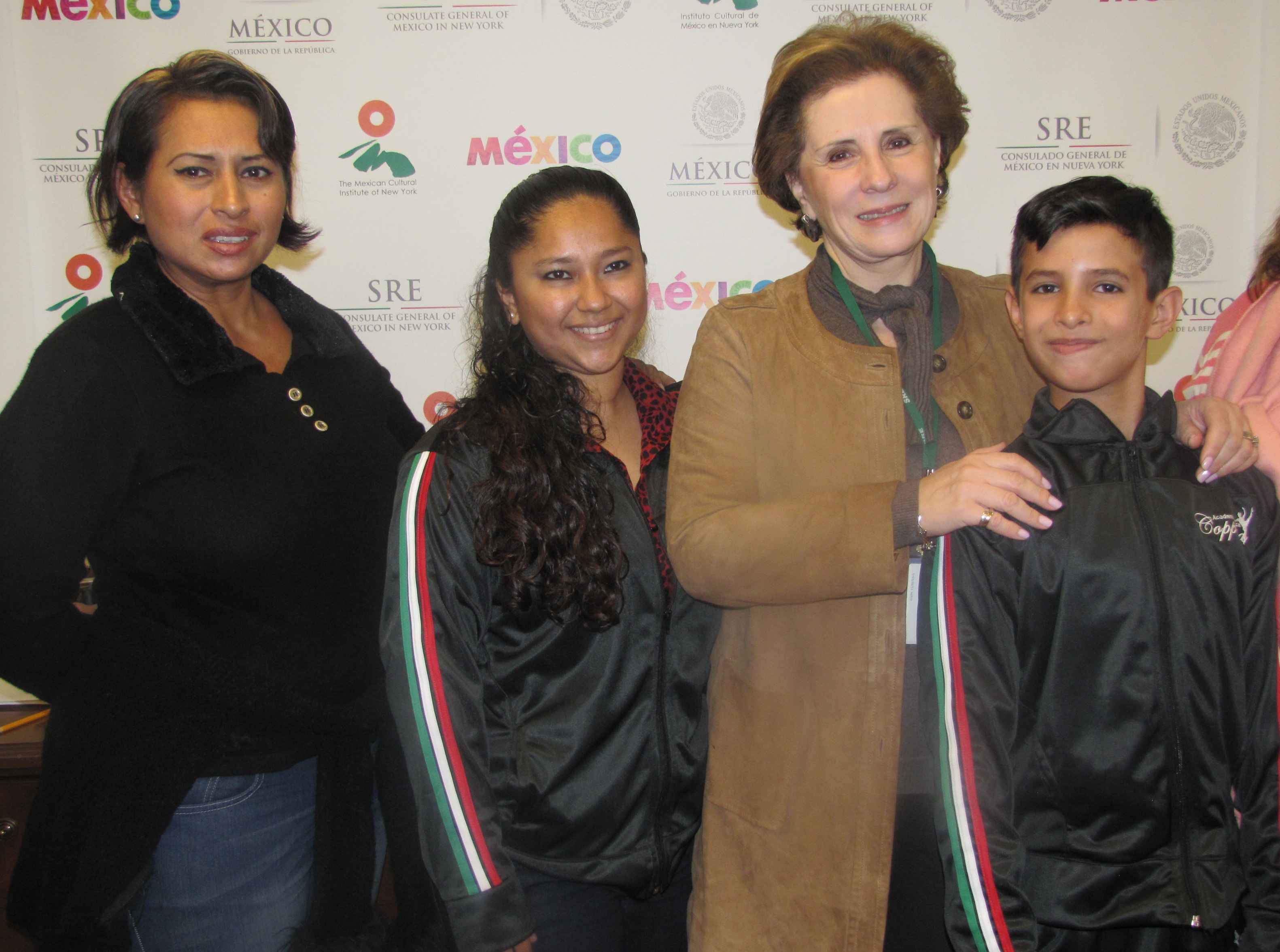 (I-D) Nisha Agarwal, comisionada de Asuntos de Inmigración; Chirlane McCray, esposa del alcalde y ex periodista; Bill de Blasio, alcalde de Nueva York y Garry Pierre-Pierre, director ejecutivo del Centro para la Comunidad y los Medios Étnicos.