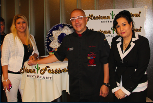 El Chef Carlos Gallardo de la Puente junto a las hermosas representantes del restaurante Mexican Festival, las se&ntilde;oritas Rosy C&aacute;rdenas (blanco) y la Srta. Ver&oacute;nica Ram&iacute;rez, quienes proveyeron asistencia e informaci&oacute;n a los asistentes de los Premios ACE sobre los servicios de catering as&iacute; como del exquisito men&uacute; de este hermoso restaurante de Manhattan.