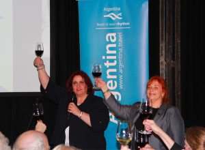 Inés Segarra, Comisionada de Turismo de Argentina en Nueva York y coordinadora de los eventos oficiales (primera de Der. a Izq.) levanta su copa de Malbec para brindar junto a Nora Fabelukes, principal de Wines Experts durante el evento de degustación en Malbec Tango Restaurant.
