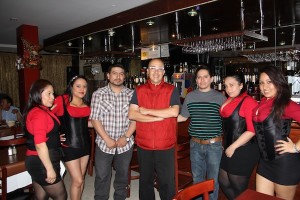 El Chef Gallardo junto a Diego y Fernando, socios propietarios del Restaurante Salinas en la calle 102 y Northern Boulevard y rodeados de las simp&aacute;ticas y atentas se&ntilde;oritas que tan eficientemente atienden a los comensales de este muy amplio y popular restaurante ecuatoriano, en donde se realizan permanentemente actividades culturales y c&iacute;vicas.