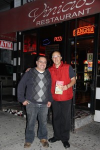 El famoso Don Vinicio, propietario de Vinicio&rsquo;s en la calle 108 a una cuadra de Roosevelt en Queens, intercambi&oacute; proyectos e iniciativas con el Ing. Carlos Gallardo de la Puente y le anticip&oacute; su apoyo a la realizaci&oacute;n de la Celebraci&oacute;n Gastron&oacute;mica para Octubre del presente a&ntilde;o.