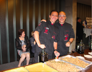 El Chef Gallardo junto a su ex alumno y actual catedr&aacute;tico de la Universidad de las Am&eacute;ricas Chef Felipe Capello, con gran alegr&iacute;a deleitaron a los asistentes con dos platillos ecuatorianos, la &ldquo;guatita&rdquo; y el &ldquo;chaulaf&aacute;n&rdquo;, que como nos explicaron, nada tiene que ver con el arroz chaufa de origen peruano, del cual se diferencia entre otros por el uso de achiote, ingrediente originario de Ecuador.