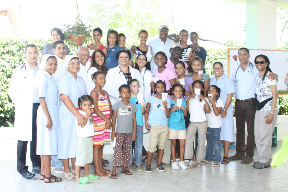 Parte de las niñas, adolecentes y las monjas de la Congregación AMICO del Hogar de Niñas María Madres de Dios, en compañía de los médicos y voluntarios de Nueva York que los visitaron.