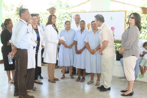 de Izquierda a derecha los doctores Jennifer Paula,Daphme Ramos Zuleta, Rafael Guillen, Ana Olivero, Sixto Caro, las hermana de la congregación AMICO, mientras escuchaban a Stephen Null, director de la fundación donde le explicaba en motivo de su visita al hogar, y Stephanie Seufert de Healthfirst.
