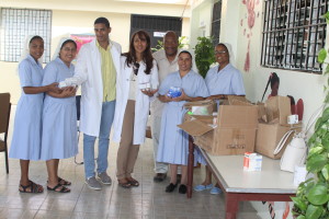 De izquierda a derecha las hermanas de la congregación AMICO, Bertha Arana, Martha Magallanes, la doctora Ana Olivero, George Hulse de Healthfirst, Karla Bustamante y la directora sor Santa Brazoban mientras recibían los medicamentos