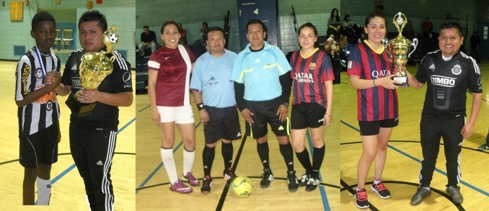 (Izquierda) Momentos cuando Tito Ixcoy, presidente de la Liga, le entrega al capitan del Shark Boys, el trofeo que los identifica como los ganadores (campeones) en la categor&iacute;a Sub-14. (Centro) La dupleta de referis, Armando Alvarez y Roberto Carrera, posando con Paula Campos, capitana del Deportivo Mexico y Janeth Galvan, capitana de Deportivo Cougar. (Derecha) Tito Ixcoy, presidente de la Liga Chapina Youth Soccer Club de F&uacute;tbol - Indoor, entregando el trofeo de campe&oacute;n a Janeth Galvan, capitana de Deportivo Cougar. 