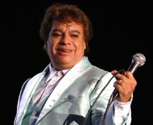 Juan Gabriel el "Divo de Juarez" en plena acci&oacute;n; concierto como este presentar&aacute; el 6 de Abril en el Madison Square Garden.     