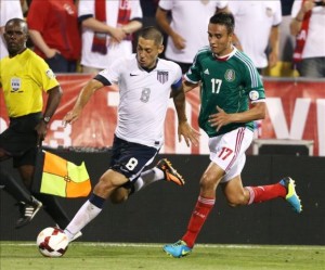 El jugador de México Jesús Zavala (d) disputa un balón con Clint Dempsey (c) de Estados Unidos en un partido disputado en septiembre pasado.