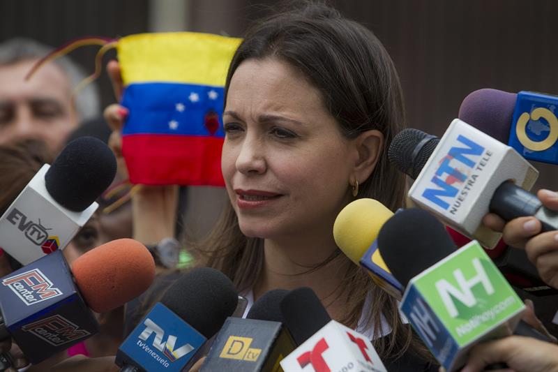 La exdiputada venezolana y opositora al Gobierno de Nicolás Maduro María Corina Machado (c) habla a los medios hoy, lunes 21 de abril de 2014, tras asistir a la sede del Tribunal Supremo de Justicia (TSJ) en Caracas (Venezuela).