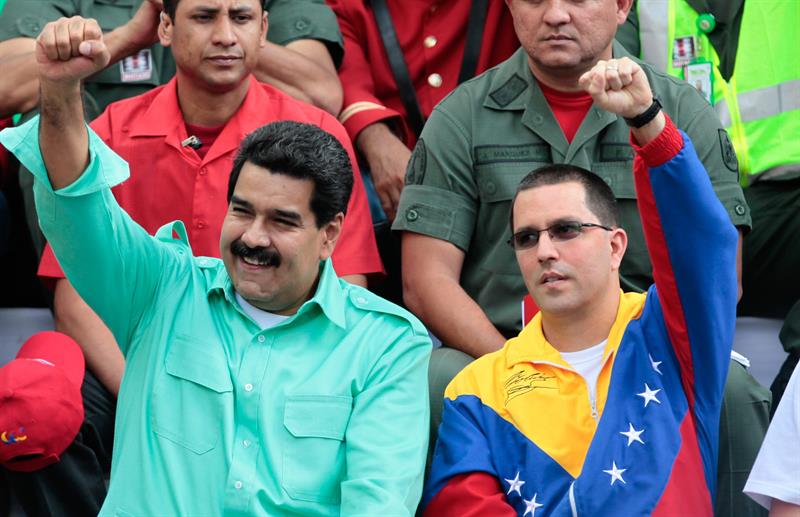 Fotografía donde se observa al presidente venezolano, Nicolás Maduro (i), acompañado del vicepresidente ejecutivo, Jorge Arreaza (d)