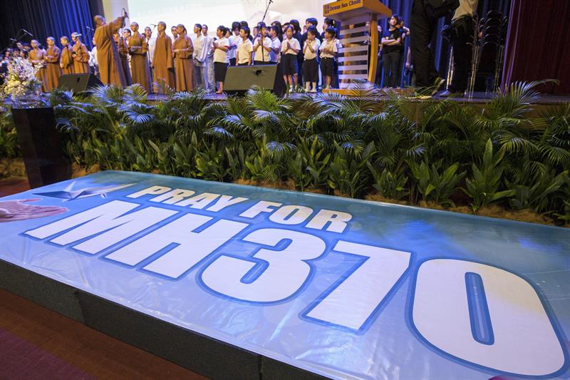 Un cartel con 'Pray for MH370' se ve en una oración Misa para los pasajeros desaparecidos de Malaysian Airlines MH370, en Kuala Lumpur, Malasia.
