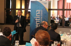El Cónsul General Adjunto de Argentina en Nueva York, Hon. Eduardo Almirantearena reforzó la presentación con la información especializada sobre los trámites necesarios para viajar a Argentina, respondió preguntas de los presentes y escuchó sugerencias. Junto a él a su derecha Inés Segarra, representante del Ministerio de Turismo de Argentina.