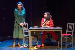 Mario Golden e Yvette Quintero en una escena de Charlotte's Song.