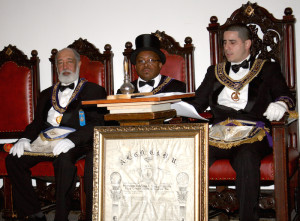 De izquierda a la derecha, Jose A. Soto, en el centro el Gran Maestro Byron Cayetano y el Gran Maestro saliente Joel Chaviano.