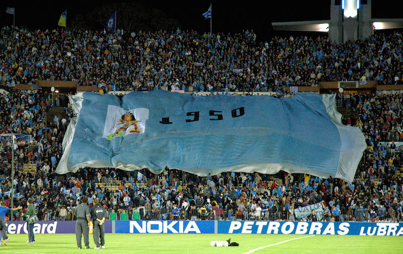 Bandera gigante en la tribuna OlÌmpica del Estadio Centenario durante el partido Uruguay Brasil el 31 de marzo de 2005.