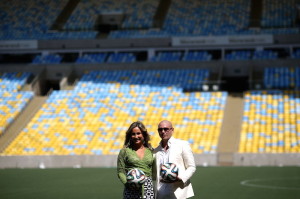 El rapero Pitbull (d) y la cantante brasile&Ograve;a Claudia Leitte (i) posan en el estadio de Maracan&middot; en R&Igrave;o de Janeiro, donde anunciaron que junto con la cantante Jennifer L&Ucirc;pez interpretar&middot;n la canci&Ucirc;n oficial del Mundial de f˙tbol Brasil 2014. 