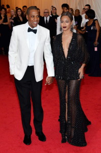 Beyonce Knowles (d) y el cantante Jay Z (i) posan hoy, lunes 5 de mayo de 2014, a su llegada a la gala 2014 Anna Wintour Costume Center, que se realiza en Museo de Arte Moderno de Nueva York.