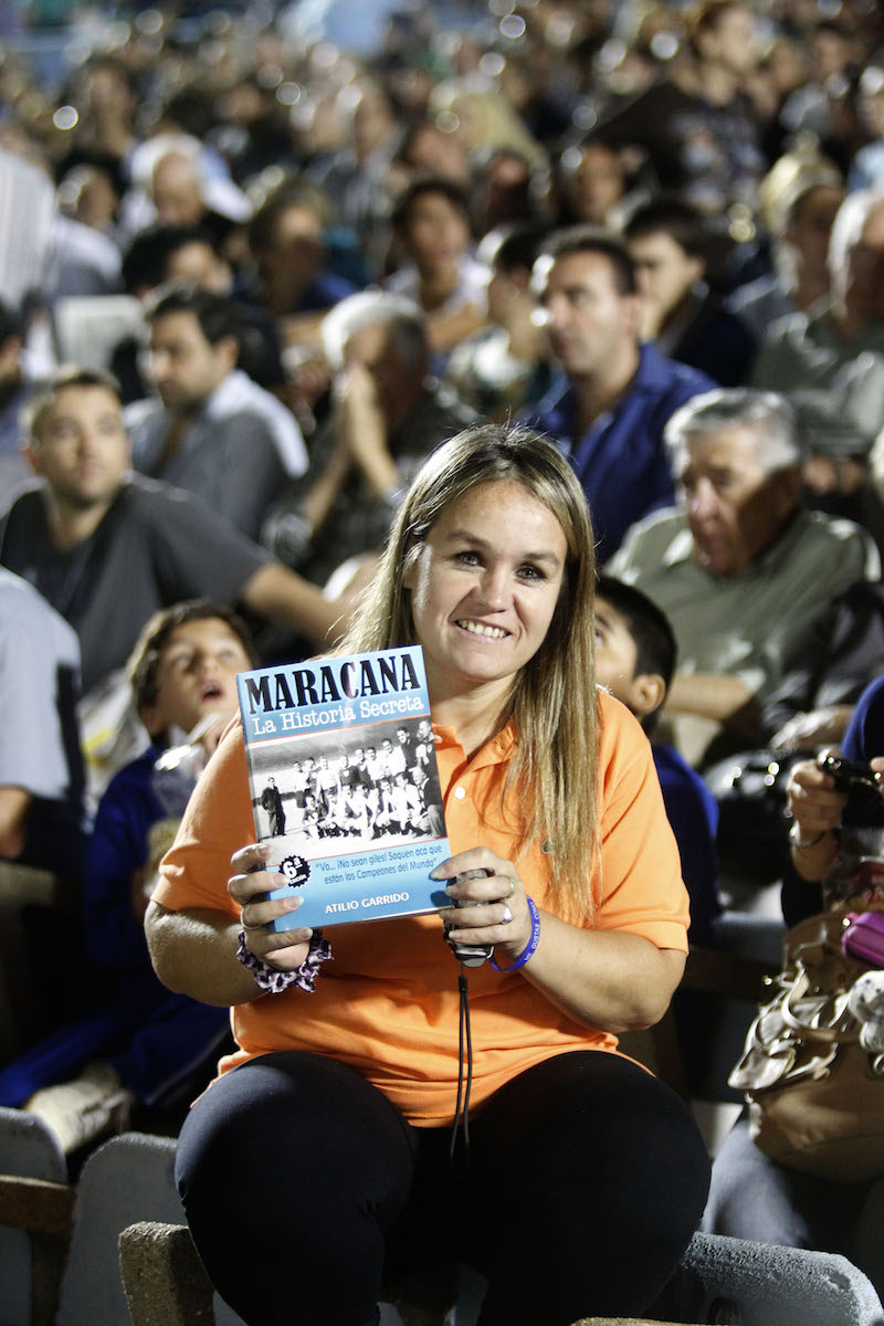 P˙blico en la platea AmÈrica del Estadio Centenario durante la exhibiciÛn de "Maracan·, la pelÌcula", el 12 de marzo de 2014.