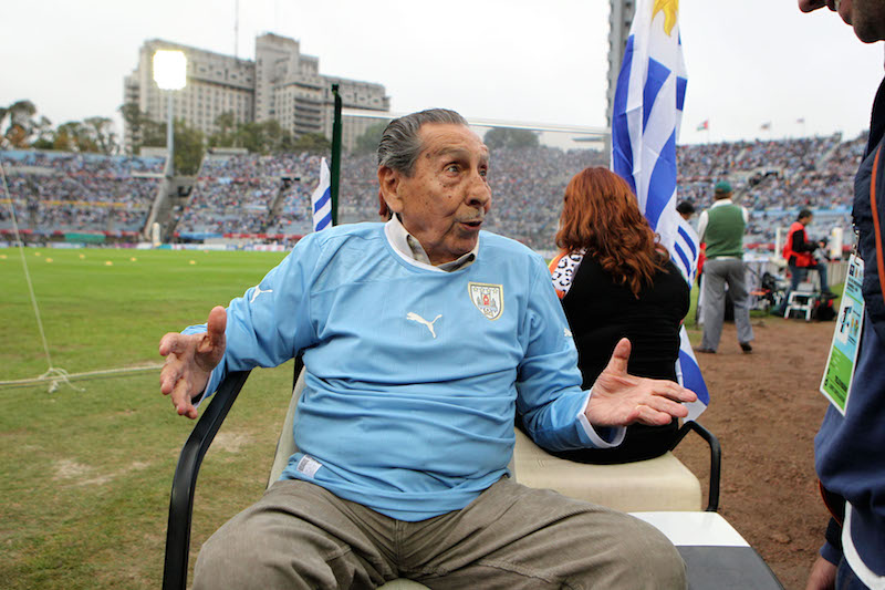Alcides Edgardo Ghiggia ˙nico sobreviviente del Maracanazo de 1950 en el Estadio Centenario el 20 de noviembre de 2013.