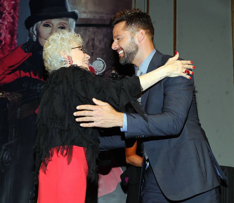 El abrazo de dos grandes de Puerto Rico Rita Moreno y Ricky Martin (Foto: PictureGroup).