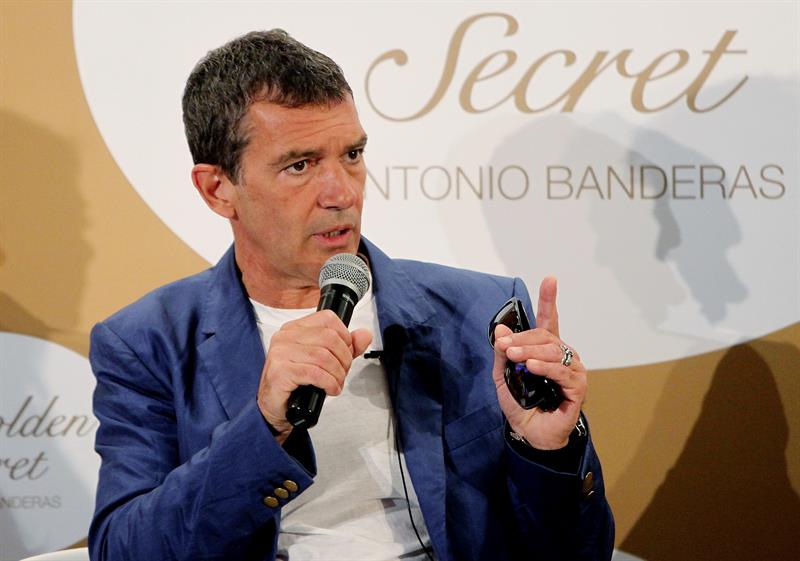 El actor español Antonio Banderas, durante una rueda de prensa hoy, lunes 5 de mayo de 2014, en Bogotá (Colombia). Banderas lanzó en Colombia su perfume para mujer "Her golden secret".
